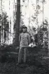 Repetitionsövningarna vid I11 i Växjö, hösten 1921.
En man i uniform m/10, stående ett skogsbryn.