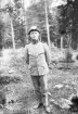 Repetitionsövningarna vid I11 i Växjö, hösten 1921.
En man i uniform m/10, stående ett skogsbryn.