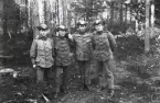 Repetitionsövningarna vid I11 i Växjö, hösten 1921.
Fyra man i uniform m/10 i ett skogsbryn.