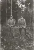 Repetitionsövningarna vid I11 i Växjö, hösten 1921.
Två män i uniform, med gevär och någon slags ryggsäck.