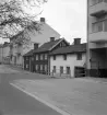 Hunnebergsgatan i Linköping 1945 och ännu hukar gatans nummer 35 och 37 mellan höga nybyggen.