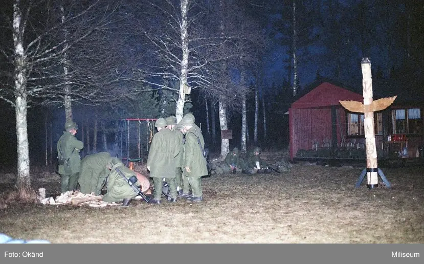 Vedhuggning inför bivackförläggning.