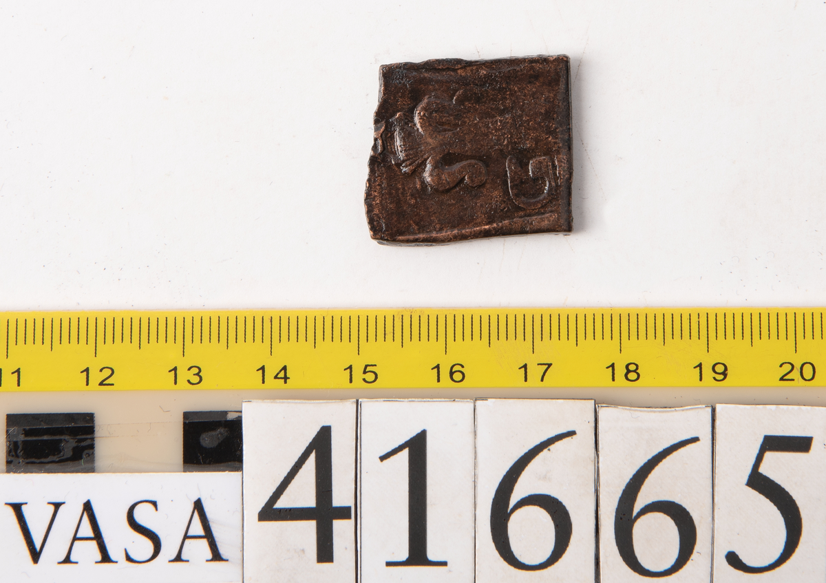 Â½- öre

Fyrkantigt mynt.

Åtsidan: mitt på myntet en vasakärve, svagt synlig.

Till vänster om kärvens bas versalen G. Ovanför kärven versalen A, delvis synlig.

Ocentrerad prägling. Ram delvis synlig.

Frånsidan: två korsade pilar under en krona, svagt synliga.

Till vänster om pilarna valören Â½, till höger versalen Ö, svagt synliga.

Det tvåsiffriga präglingsåret - längst ner på myntet - är 26 (1626).

Ocentrerad prägling. Ram delvis synlig.

Nuvarande skick: bägge sidor slitna.

Vikt: 12,5 gram.



Text in English: Square-shaped coin. Denomination: Â½ - öre.

The obverse side has a Vasa sheaf in the centre, faintly  visible. The initials G A appear in capital letters.  G placed to the left and A above the sheaf. A is only partly visible.

The coin stamp is off-centre. The frame is partly visible.

The reverse side has two crossed arrows beneath a crown, faintly visible. On the left hand side is the fraction Â½, and on the right the initial Ö, faintly visible.

The two digit year of coinage, 26 (1626), is placed beneath the arrows.

The coin stamp is off-centre. The frame is partly visible.



Present condition: both sides are worn.

Weight: 12,5 gram.