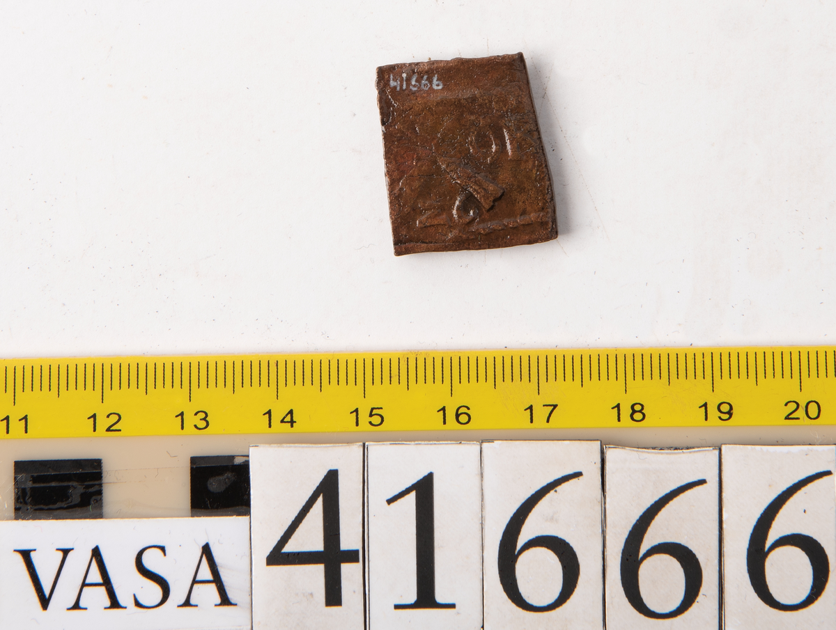 Â½ öre
Fyrkantigt mynt.
Åtsidan: mitt på myntet en vasakärve, svagt och delvis synlig.
Till vänster om kärvens bas versalen G, svagt delvis synlig. Till höger om kärvens bas versalen R, svagt delvis synlig. Ovanför kärven versalen A, svagt  delvis synlig.
Ocentrerad prägling. Ram delvis synlig.
Frånsidan: två korsade pilar under en krona, svagt och delvis synliga.
Till vänster om pilarna valören Â½, till höger versalerna ÖR, svagt delvis synliga.
Det tvåsiffriga präglingsåret - längst ner på myntet - är 26 (1626).
Ocentrerad prägling. Ram delvis synlig.
Nuvarande skick: bägge sidor slitna.  åtsidan sliten  frånsidan sliten.   jack  valsklump   korroderat   krackelerat
Vikt: 12,1 gram.