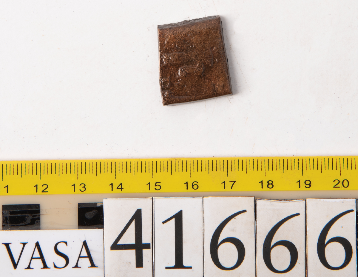 Â½ öre
Fyrkantigt mynt.
Åtsidan: mitt på myntet en vasakärve, svagt och delvis synlig.
Till vänster om kärvens bas versalen G, svagt delvis synlig. Till höger om kärvens bas versalen R, svagt delvis synlig. Ovanför kärven versalen A, svagt  delvis synlig.
Ocentrerad prägling. Ram delvis synlig.
Frånsidan: två korsade pilar under en krona, svagt och delvis synliga.
Till vänster om pilarna valören Â½, till höger versalerna ÖR, svagt delvis synliga.
Det tvåsiffriga präglingsåret - längst ner på myntet - är 26 (1626).
Ocentrerad prägling. Ram delvis synlig.
Nuvarande skick: bägge sidor slitna.  åtsidan sliten  frånsidan sliten.   jack  valsklump   korroderat   krackelerat
Vikt: 12,1 gram.