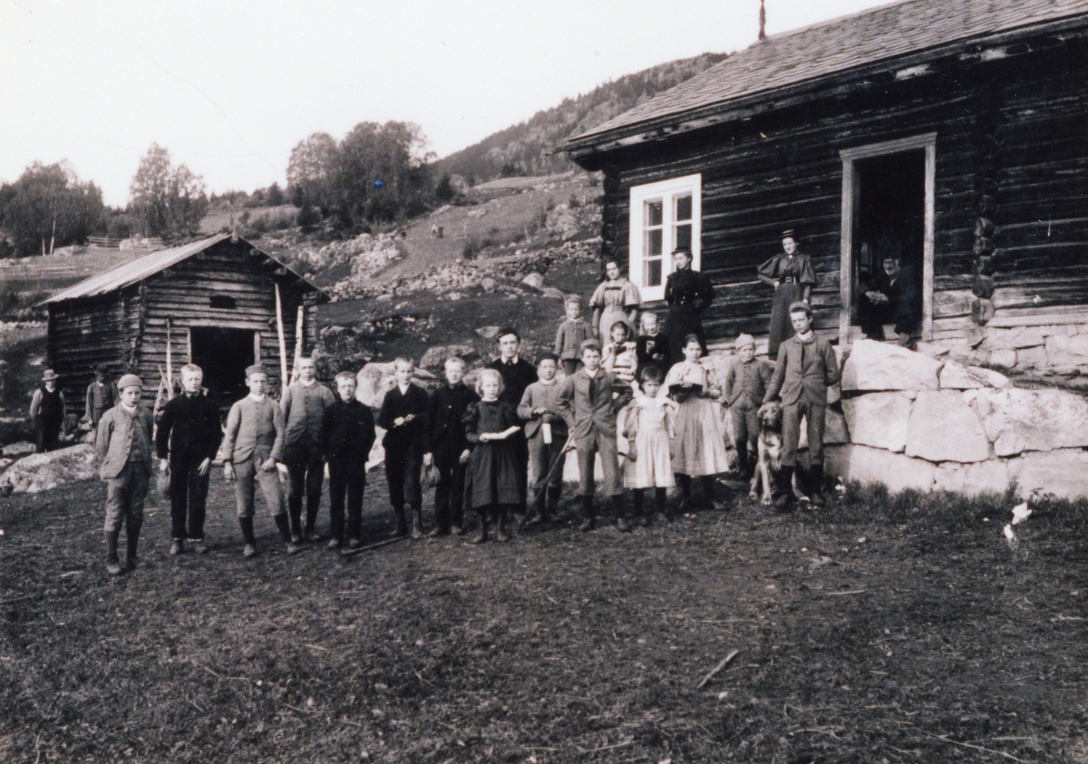 Privat skule i Hesla hausten 1894.
Frå v. Lars Uchermann,Knut Hesla,Hans Berg Rolvshus,Kristian Berg Rolvshus,Jon Hesla,Ove Olsen,Knut Hesla d.y.,Margit Olsen,Ola Slåtto Narum,Arvid Berg Rolvshus,Arvid Berg Rolvshus,Arvid Døhlie,Gudrun Døhlie,Ørnulf Uchermann og Hilmar Døhlie med hunden Lord.
Bakenfor frå v. står Einar Berg Rolvshus og sijande Bergljot Døhlie og Karoline Olsen.
Bakerst står Lærarinnene Anna Uchermann, frk. Tønnes og Lucia Uchermann.
På dørstokken sit Heslagammeln Ola Asleson Hesla.
Bilde er også på Gba.20002-0600