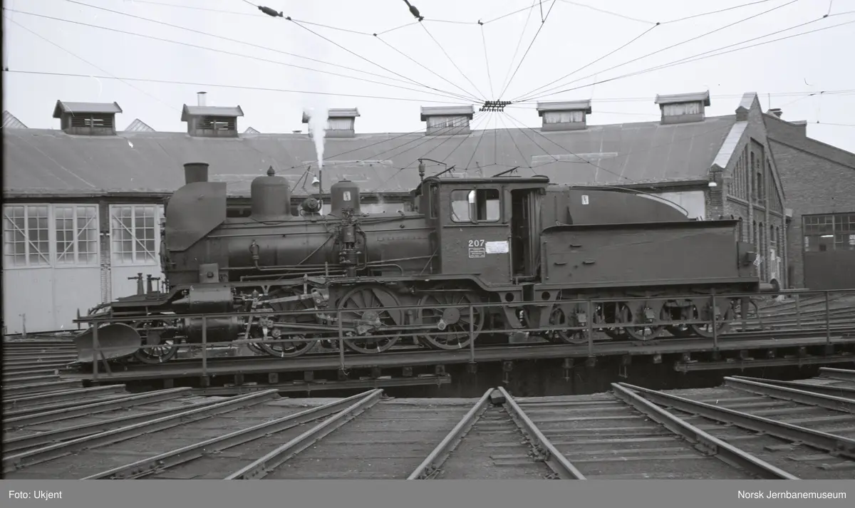 Damplokomotiv type 21e nr. 207 på svingskiven utenfor lokomotivstallen på Sundland i Drammen