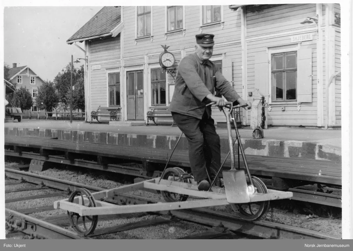 Banevokter Karl Oskar Svendsen på dresin på Skjeberg stasjon