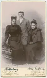 Porträtt på Tullia Åström, till höger på bilden,