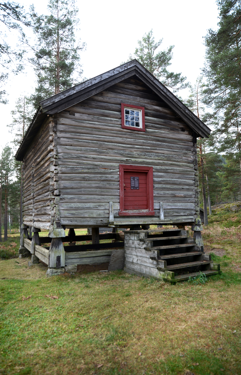 Stabbur fra gården Sannes, opprinnelig oppført i første halvdel av 1700 tallet og flyttet til bygdetunet i 1968. Stabburet var en gave fra Johanne og Erling Solbrå.