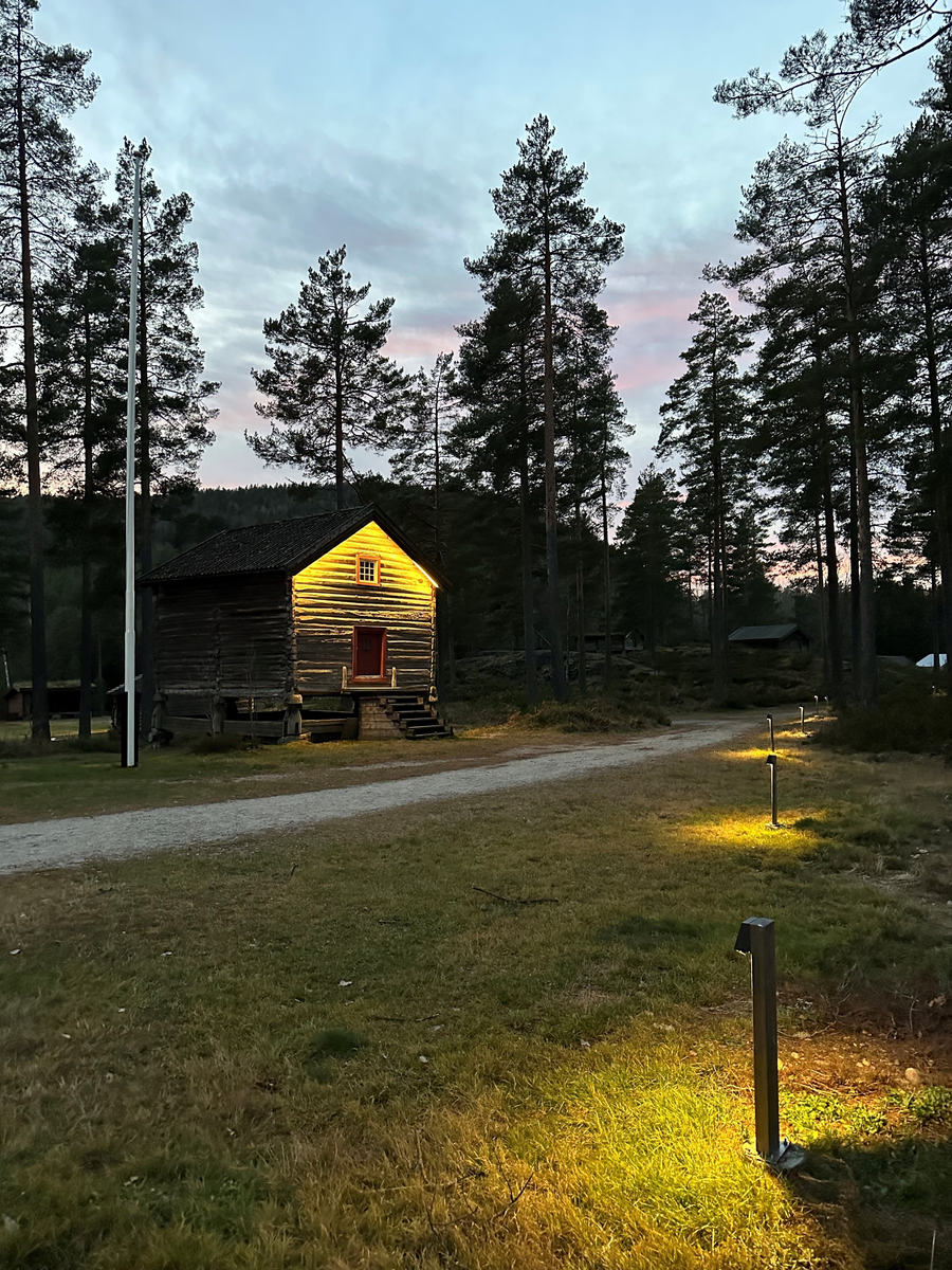 Stabbur fra gården Sannes, opprinnelig oppført i første halvdel av 1700 tallet og flyttet til bygdetunet i 1968. Stabburet var en gave fra Johanne og Erling Solbrå.