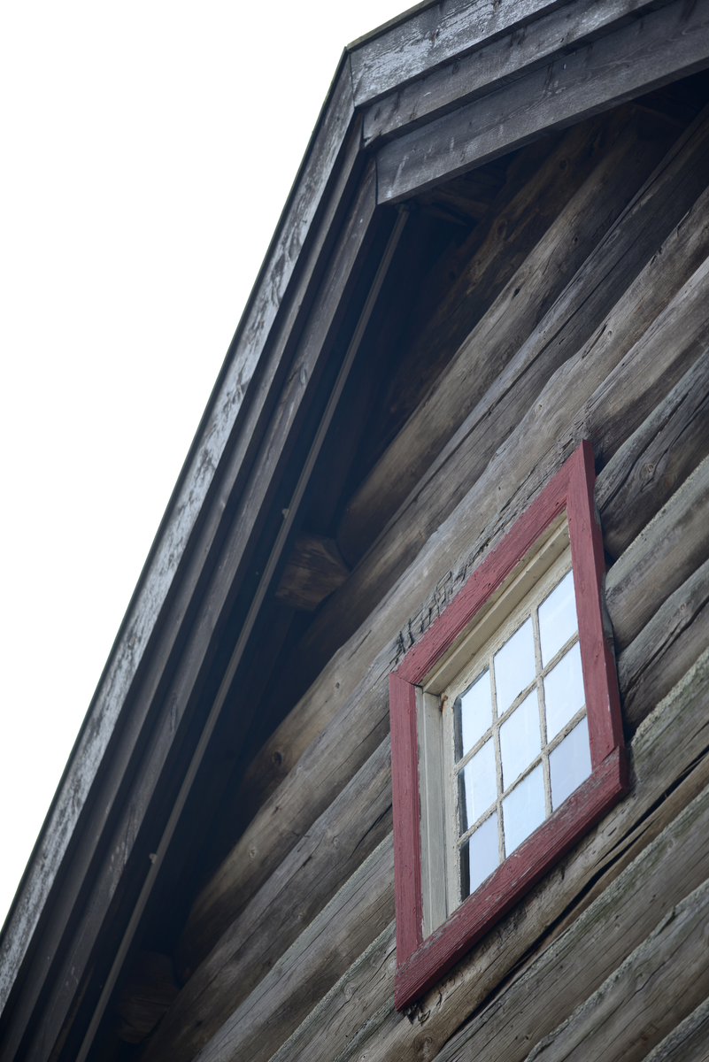 Stabbur fra gården Sannes, opprinnelig oppført i første halvdel av 1700 tallet og flyttet til bygdetunet i 1968. Stabburet var en gave fra Johanne og Erling Solbrå.