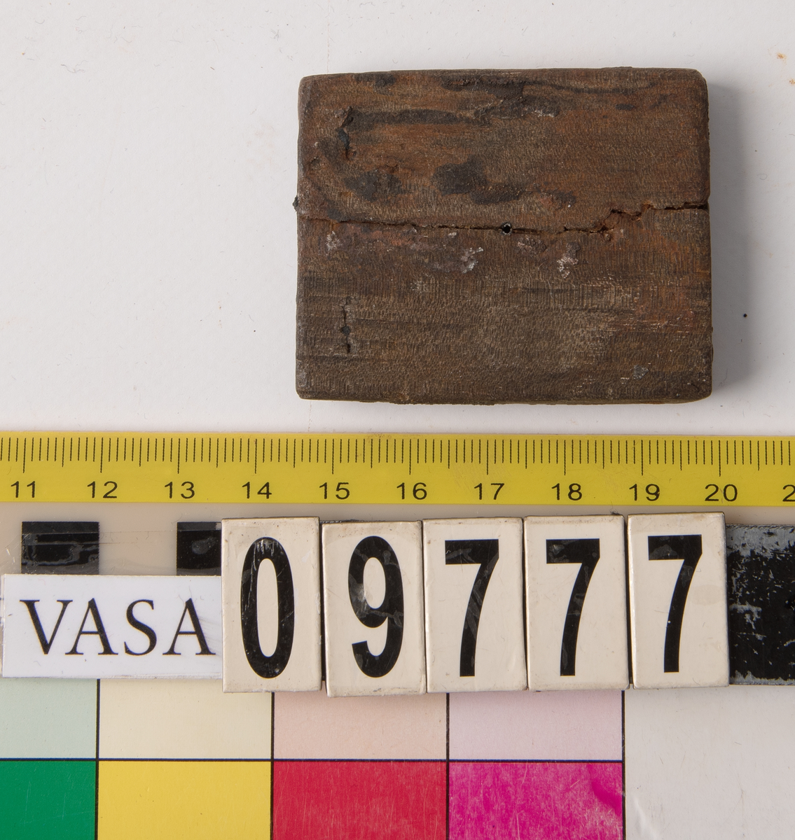 Del av ett solur. 
Träplatta med runt urtag.  Metallring längs kanten i urtaget. Fals i ena änden.
