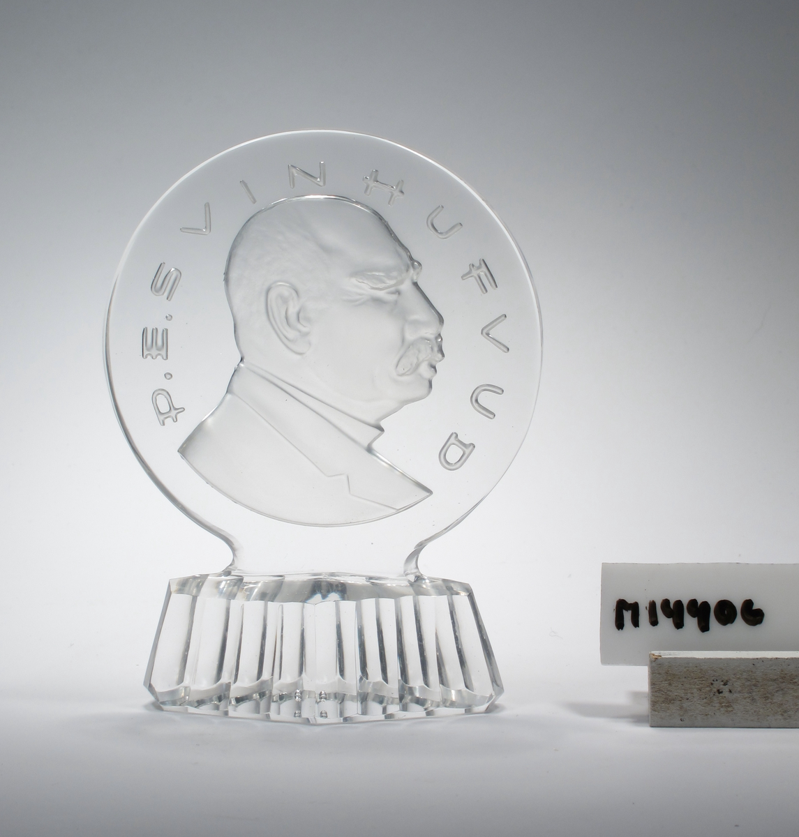 Glasplakett med Pehr Evind Svinhufvuds porträtt i profil. Svinhufvud var Finlands president från 1931 till 1937.