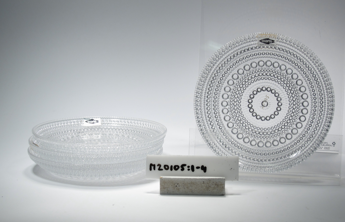 "Kastehelmi" (finska ordet för daggdroppe) Formgivare: Oiva Toikka. Fat med rader av kulor i ringar.