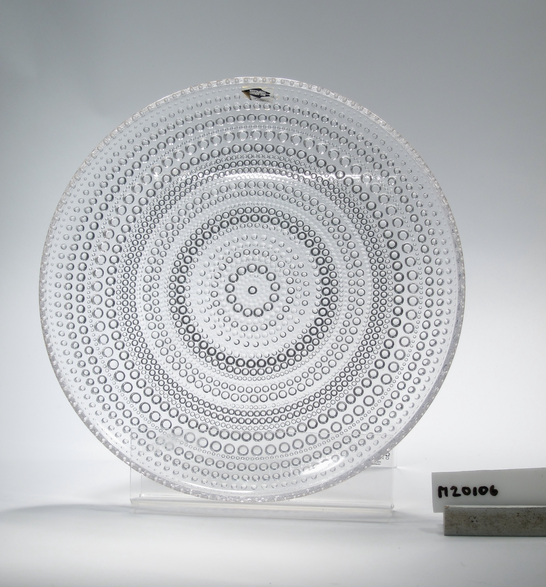 "Kastehelmi" (finska ordet för daggdroppe) Formgivare: Oiva Toikka. Fat med rader av kulor i ringar.
