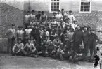 Repetitionsövningarna vid I11 i Växjö, hösten 1921.
En grupp mannar i (mestadels) m/10 utanför en kasern.