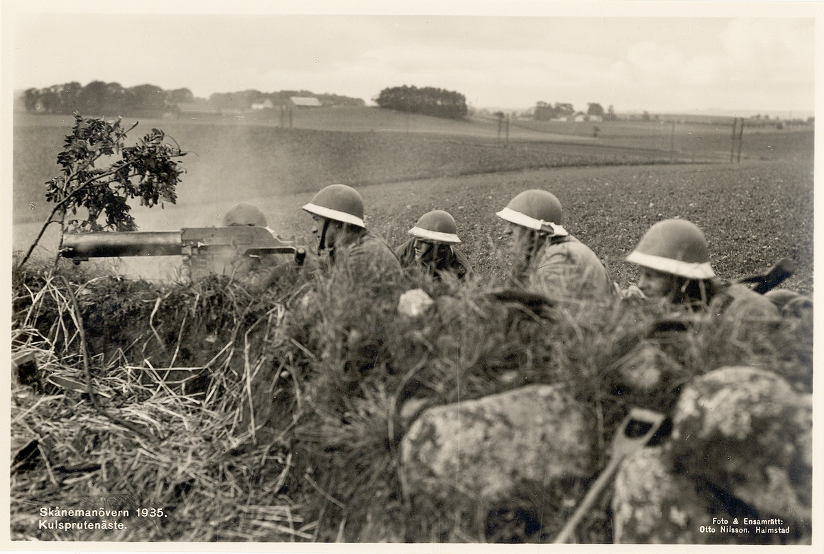 Skånemanövern 1935. 
Ett kulsprutenäste med fyra man bakom en mindre vall ute i det skånska åkerlandskapet.