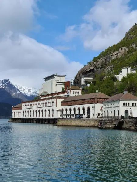 Kraftstasjonen Tysso I i Tyssedal - Stor kvit murbygg som ligge flott til ved fjorden og med dei majestetiske fjellene i bakgrunnen. 