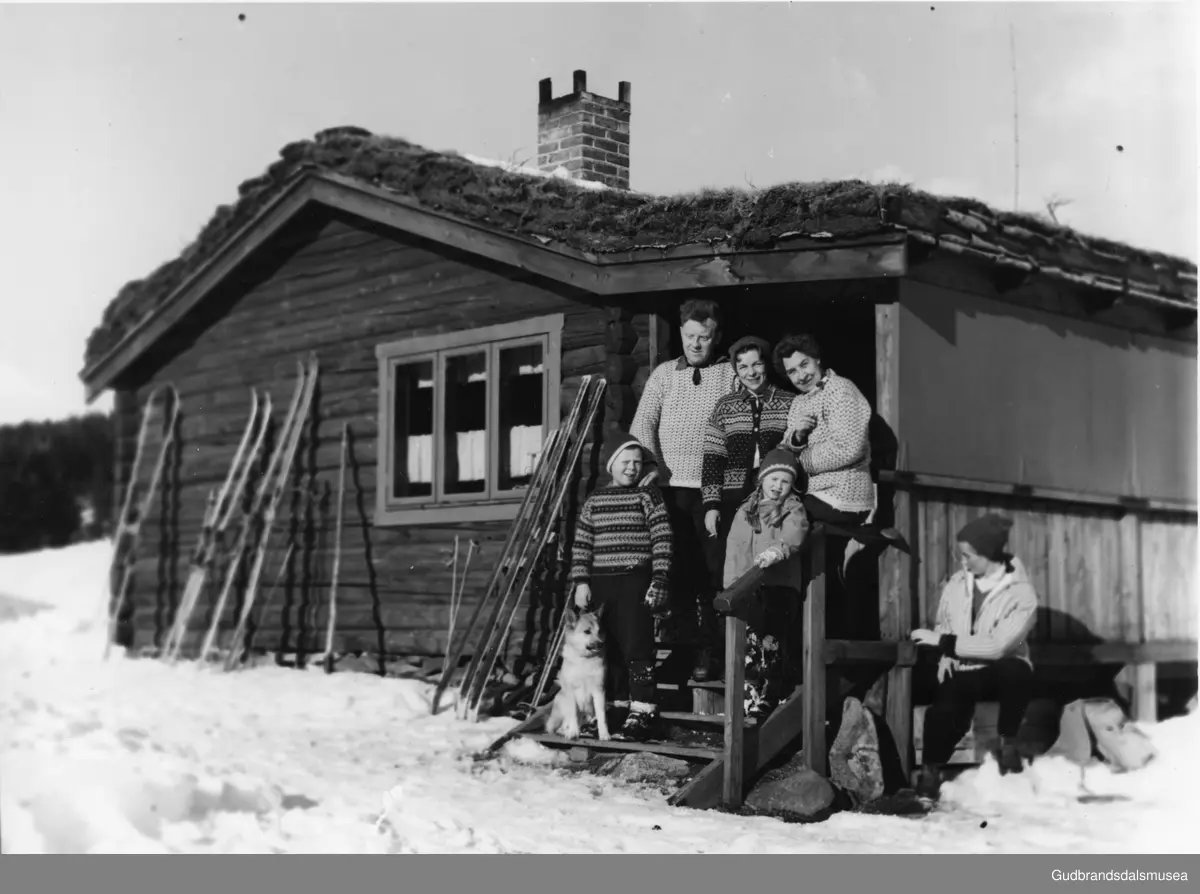 Ved hytta til Ella og Harald Haug (Bekhaugen). Harald og Ella Haug. Rønnaug Andersen, Trond Ole Haug, Berit og Synnøve Andersen. 1961.

Fotosamling etter Kjell Andersen, Vågå