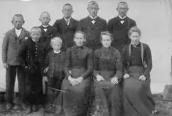 Maren Hansine Heitmann, f.1852 i Nordfjord med sine barn. Gi