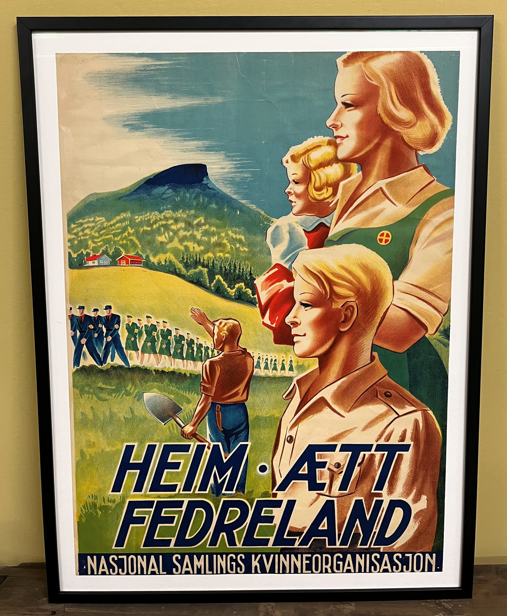 Familie med "arisk" utseende, far, mor og to barn. Mor bærer solkorset på brystet. Farer hilser et opptog av uniformerte kvinner og menn som masjerer forbi. Jordbrukslandskap og fjell i bakgrunnen.