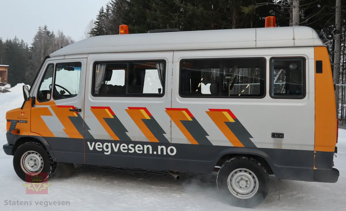 Mercedes-Benz 310D. Bilen er 4-dørs, sølv farget med vegvesen profilering. Grått interiør. Bilen har en vannavkjølt, dieseldrevet 5-sylindret motor av typen OM 602 (602.9). Motoren har et sylindervolum på 2874 kubikkcentimeter. Motorytelse/effekt er 98 hk/72 kW og maks turtall er 3800. Automat girkasse med spak i gulvet. Antall sitteplasser er 8. Dekk foran og bak skal standard være 215R X 14C. Kilometerstand er 160856 km.