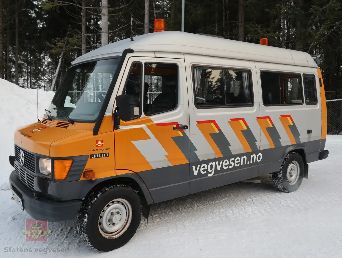 Mercedes-Benz 310D. Bilen er 4-dørs, sølv farget med vegvesen profilering. Grått interiør. Bilen har en vannavkjølt, dieseldrevet 5-sylindret motor av typen OM 602 (602.9). Motoren har et sylindervolum på 2874 kubikkcentimeter. Motorytelse/effekt er 98 hk/72 kW og maks turtall er 3800. Automat girkasse med spak i gulvet. Antall sitteplasser er 8. Dekk foran og bak skal standard være 215R X 14C. Kilometerstand er 160856 km.
