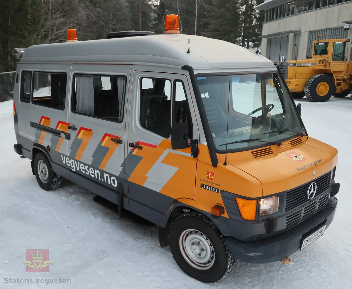 Mercedes-Benz 310D. Bilen er 4-dørs, sølv farget med vegvesen profilering. Grått interiør. Bilen har en vannavkjølt, dieseldrevet 5-sylindret motor av typen OM 602 (602.9). Motoren har et sylindervolum på 2874 kubikkcentimeter. Motorytelse/effekt er 98 hk/72 kW og maks turtall er 3800. Automat girkasse med spak i gulvet. Antall sitteplasser er 8. Dekk foran og bak skal standard være 215R X 14C. Kilometerstand er 160856 km.