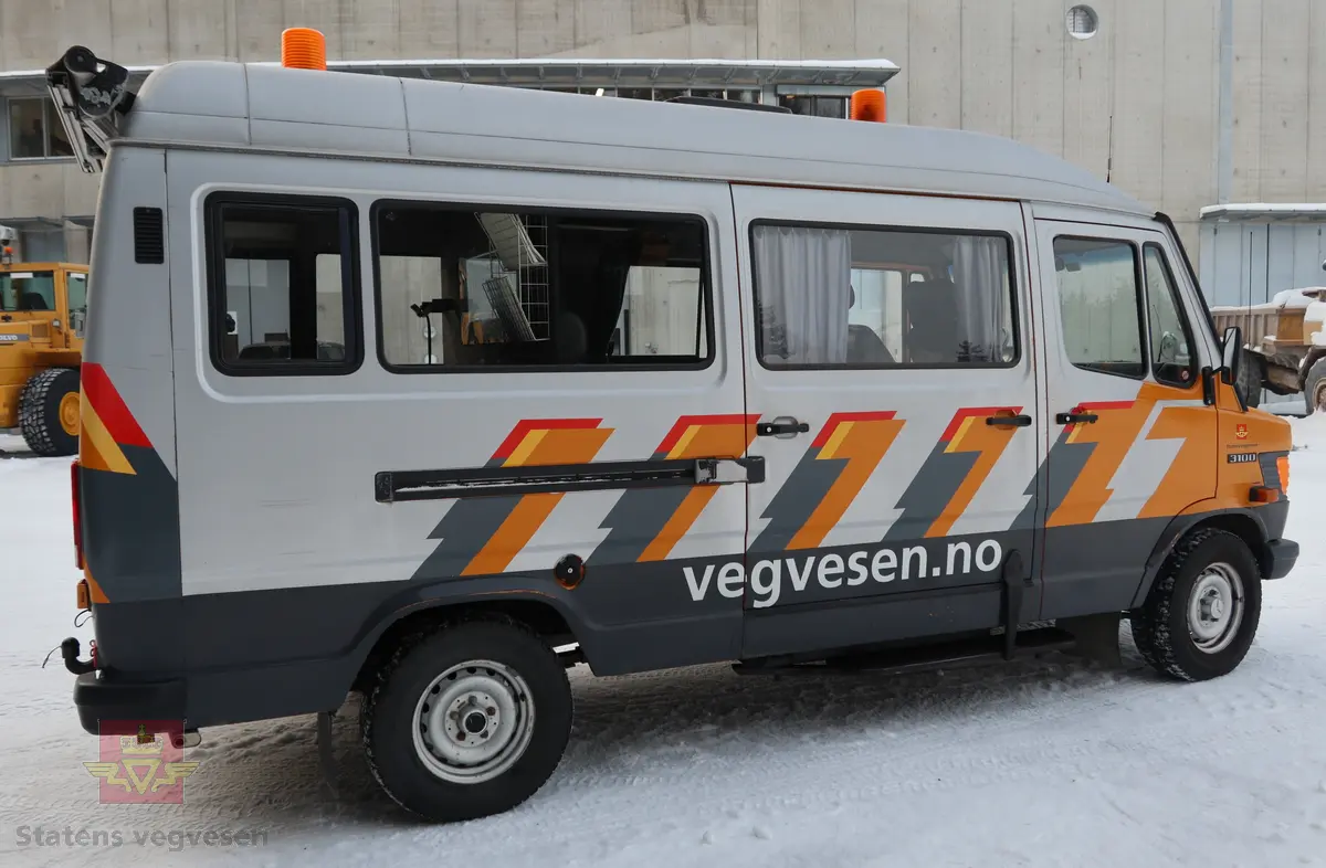 Mercedes-Benz 310D. Bilen er 4-dørs, sølv farget med vegvesen profilering. Grått interiør. Bilen har en vannavkjølt, dieseldrevet 5-sylindret motor av typen OM 602 (602.9). Motoren har et sylindervolum på 2874 kubikkcentimeter. Motorytelse/effekt er 98 hk/72 kW og maks turtall er 3800. Automat girkasse med spak i gulvet. Antall sitteplasser er 8. Dekk foran og bak skal standard være 215R X 14C. Kilometerstand er 160856 km.