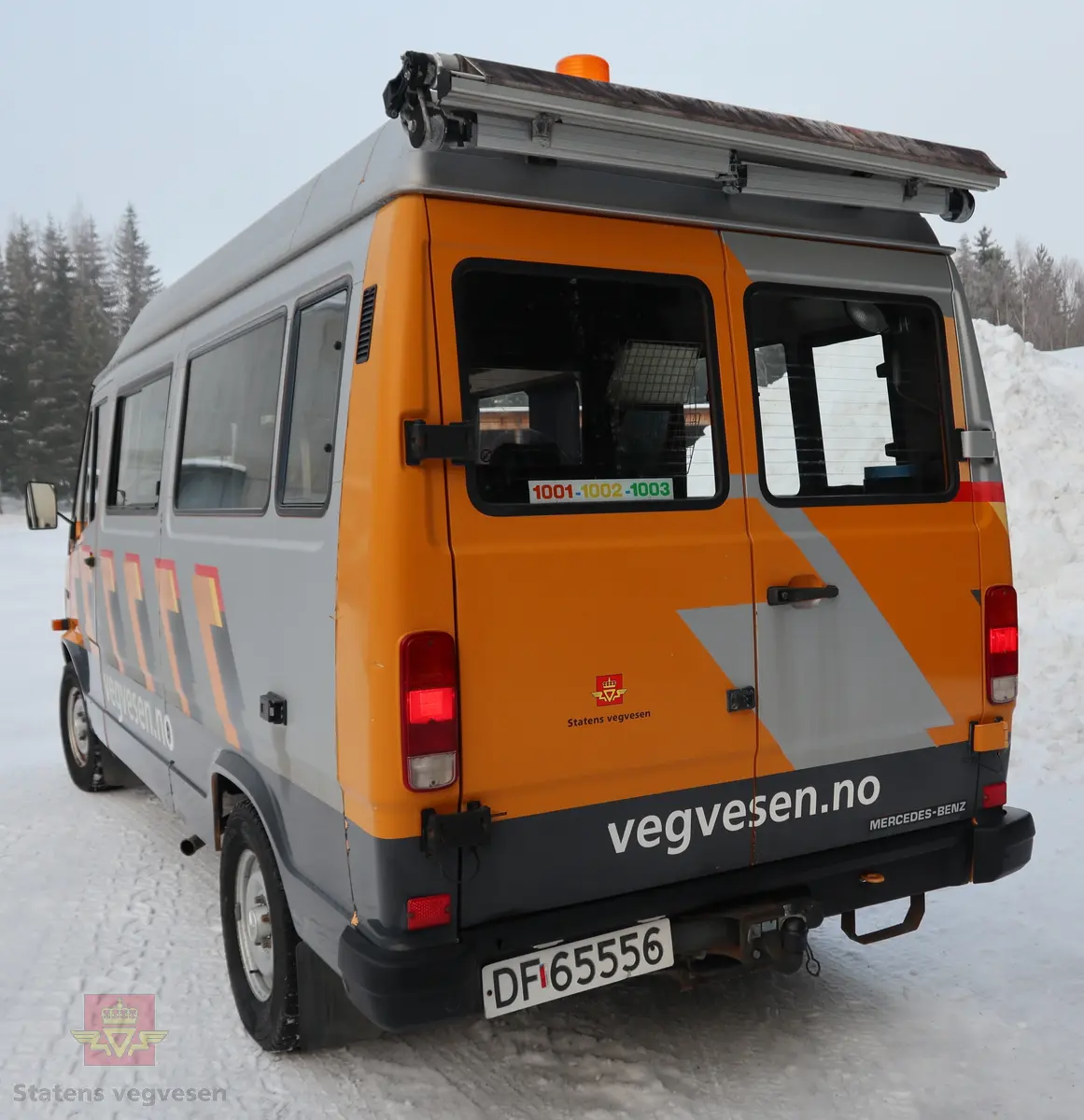 Mercedes-Benz 310D. Bilen er 4-dørs, sølv farget med vegvesen profilering. Grått interiør. Bilen har en vannavkjølt, dieseldrevet 5-sylindret motor av typen OM 602 (602.9). Motoren har et sylindervolum på 2874 kubikkcentimeter. Motorytelse/effekt er 98 hk/72 kW og maks turtall er 3800. Automat girkasse med spak i gulvet. Antall sitteplasser er 8. Dekk foran og bak skal standard være 215R X 14C. Kilometerstand er 160856 km.