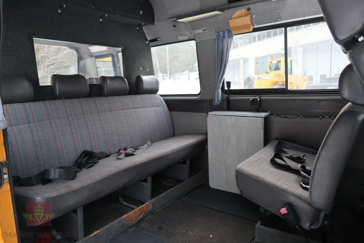 Mercedes-Benz 310D. Bilen er 4-dørs, sølv farget med vegvesen profilering. Grått interiør. Bilen har en vannavkjølt, dieseldrevet 5-sylindret motor av typen OM 602 (602.9). Motoren har et sylindervolum på 2874 kubikkcentimeter. Motorytelse/effekt er 98 hk/72 kW og maks turtall er 3800. Automat girkasse med spak i gulvet. Antall sitteplasser er 8. Dekk foran og bak skal standard være 215R X 14C. Kilometerstand er 160856 km.