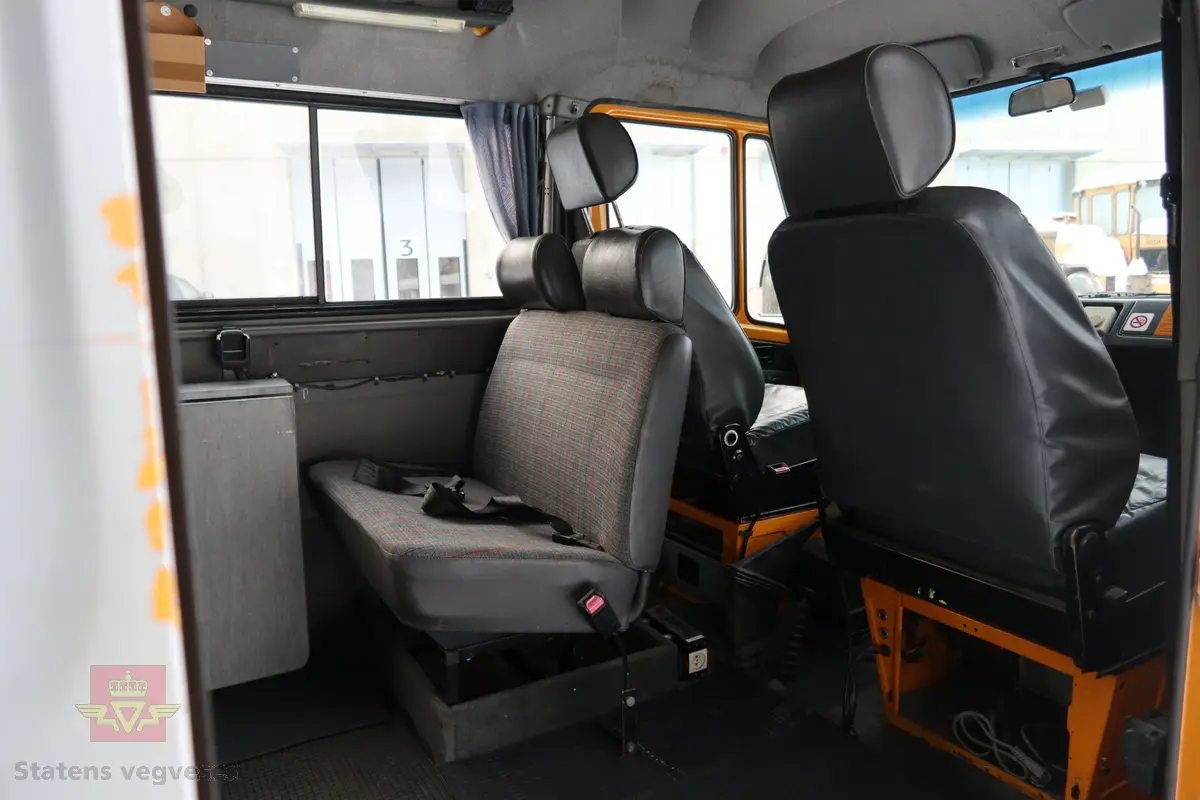 Mercedes-Benz 310D. Bilen er 4-dørs, sølv farget med vegvesen profilering. Grått interiør. Bilen har en vannavkjølt, dieseldrevet 5-sylindret motor av typen OM 602 (602.9). Motoren har et sylindervolum på 2874 kubikkcentimeter. Motorytelse/effekt er 98 hk/72 kW og maks turtall er 3800. Automat girkasse med spak i gulvet. Antall sitteplasser er 8. Dekk foran og bak skal standard være 215R X 14C. Kilometerstand er 160856 km.
