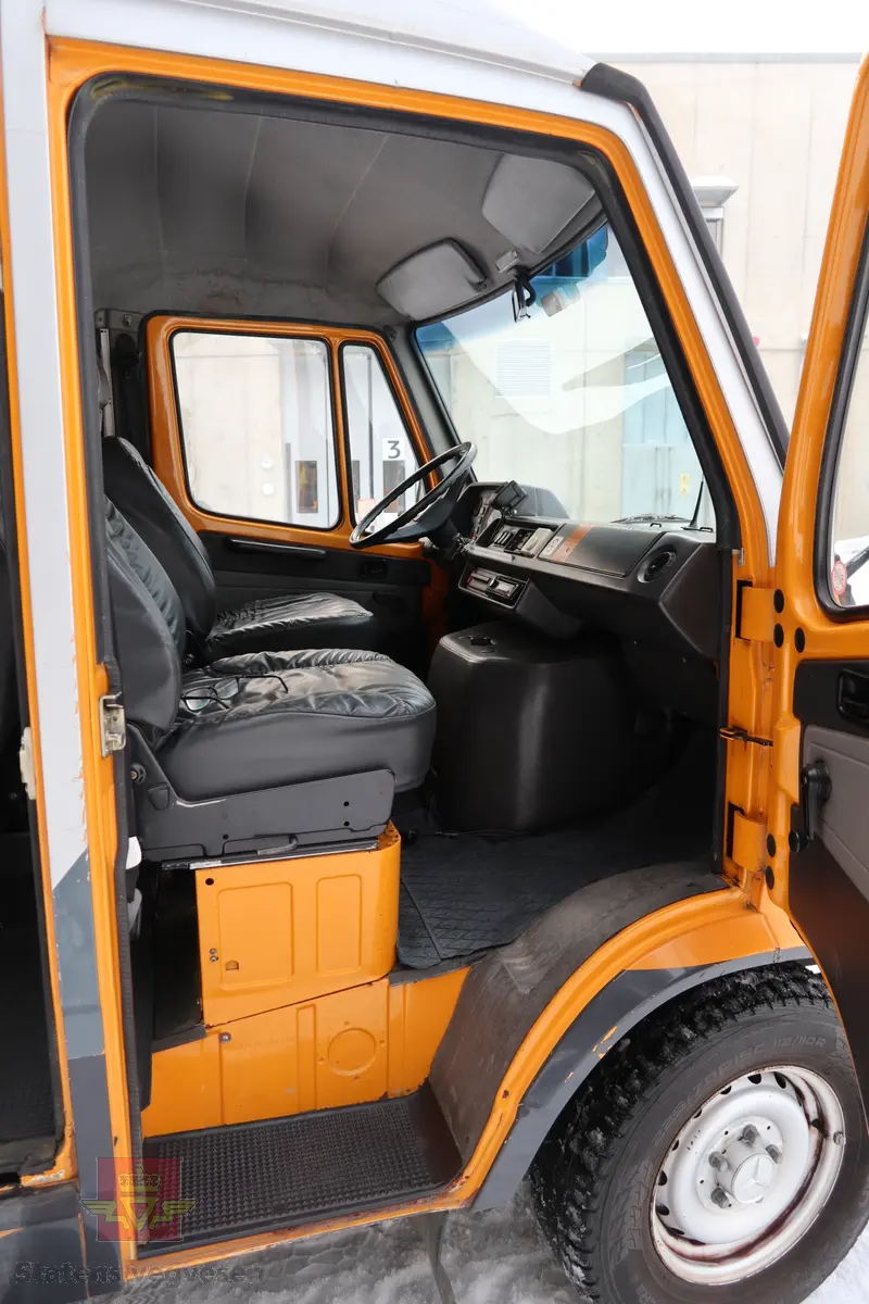Mercedes-Benz 310D. Bilen er 4-dørs, sølv farget med vegvesen profilering. Grått interiør. Bilen har en vannavkjølt, dieseldrevet 5-sylindret motor av typen OM 602 (602.9). Motoren har et sylindervolum på 2874 kubikkcentimeter. Motorytelse/effekt er 98 hk/72 kW og maks turtall er 3800. Automat girkasse med spak i gulvet. Antall sitteplasser er 8. Dekk foran og bak skal standard være 215R X 14C. Kilometerstand er 160856 km.