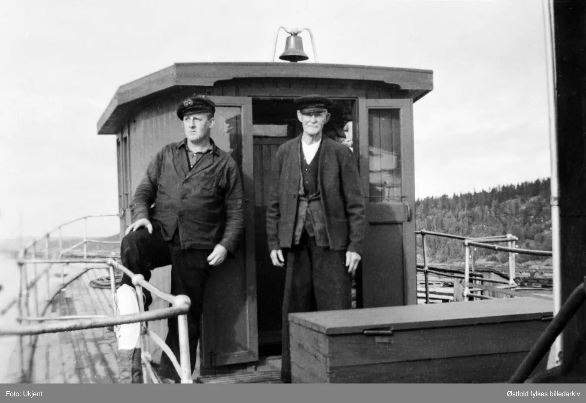 "Krabbeskipper" Johan Johannesen (til høyre) og sønnen, maskinist John Wilhelm Johansen på DS Krabben, ca. 1930.  Johan førte båten i 47  år, fram til 1942. Etterp ble John skipper og førte Krabben fra 1944 til siste turen 1947.
Dampbåten  DS Krabben gikk i rute langs Glomma fra Glengshølen i Sarpsborg til Lindhol i Eidsberg med mange stoppesteder underveis på begge sider av Glomma i perioden 1869 til 1947.