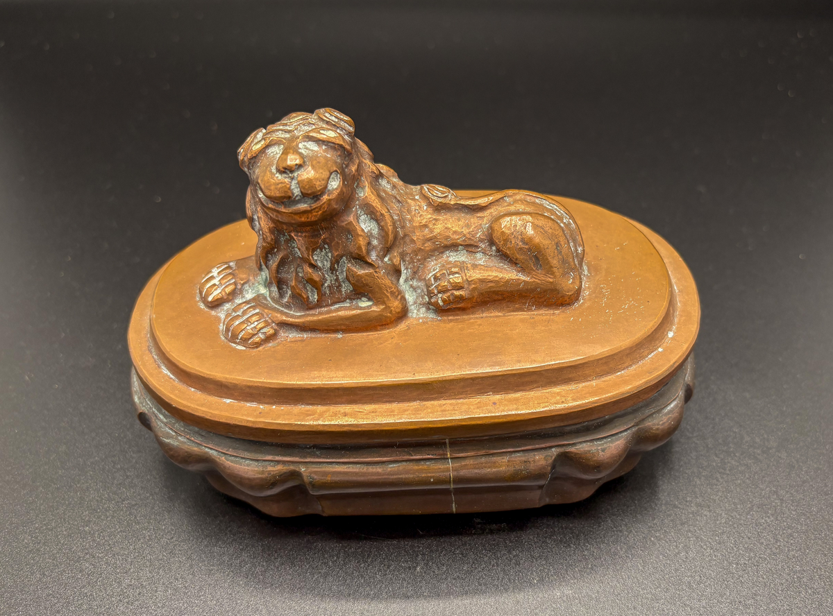 AV KOPPAR, MED ETT å LOCKET AVBILDAT LEJON, UPPHÖJT ARBETE.