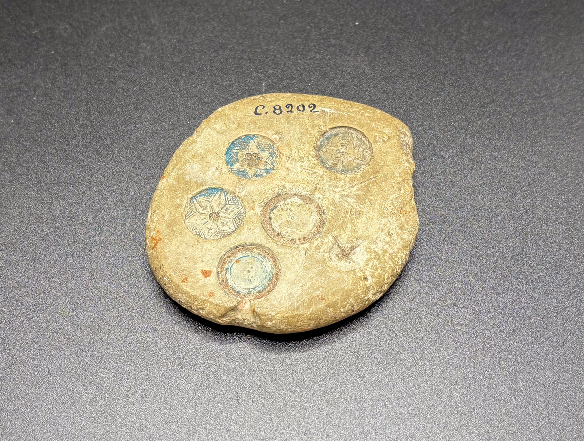 AV KALKSTEN, 73 x 85 MM.