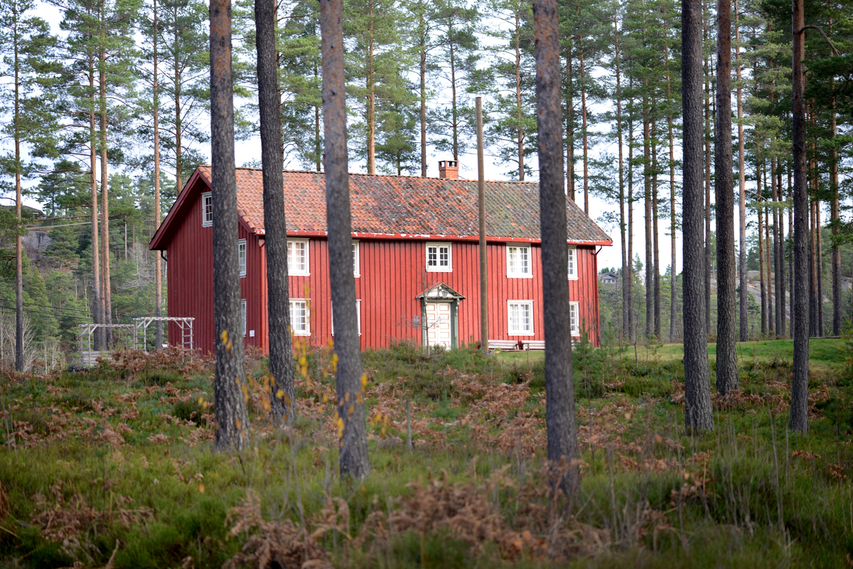 Gårdshus «Rødbygningen» fra Søndre Rød, i Kroken, opprinnelig oppført på 1700 tallet. Rødbygningen ble flyttet til bygdetunet i 1971, og var en gave fra Per O. Fosstveit.