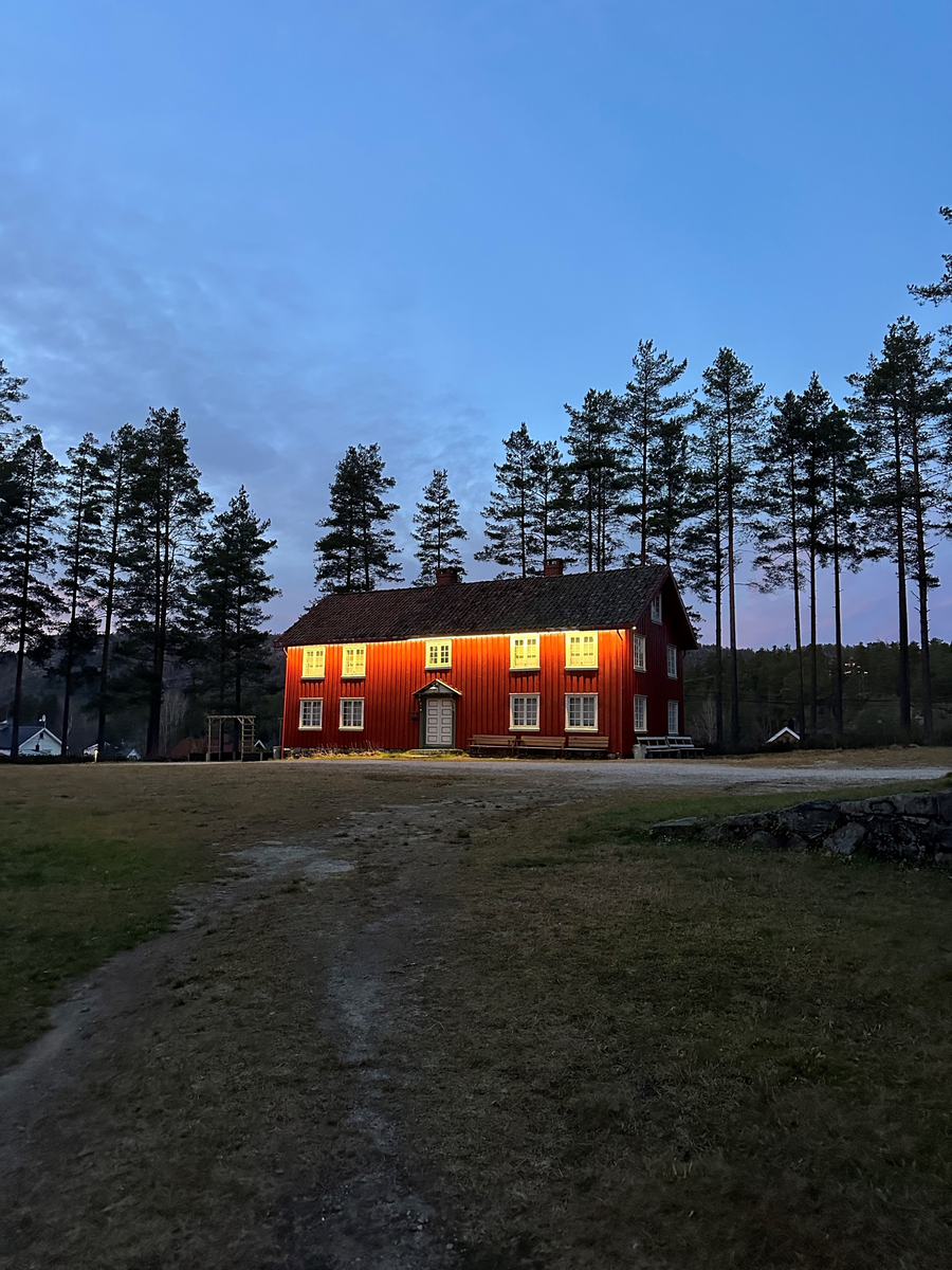 Gårdshus «Rødbygningen» fra Søndre Rød, i Kroken, opprinnelig oppført på 1700 tallet. Rødbygningen ble flyttet til bygdetunet i 1971, og var en gave fra Per O. Fosstveit.