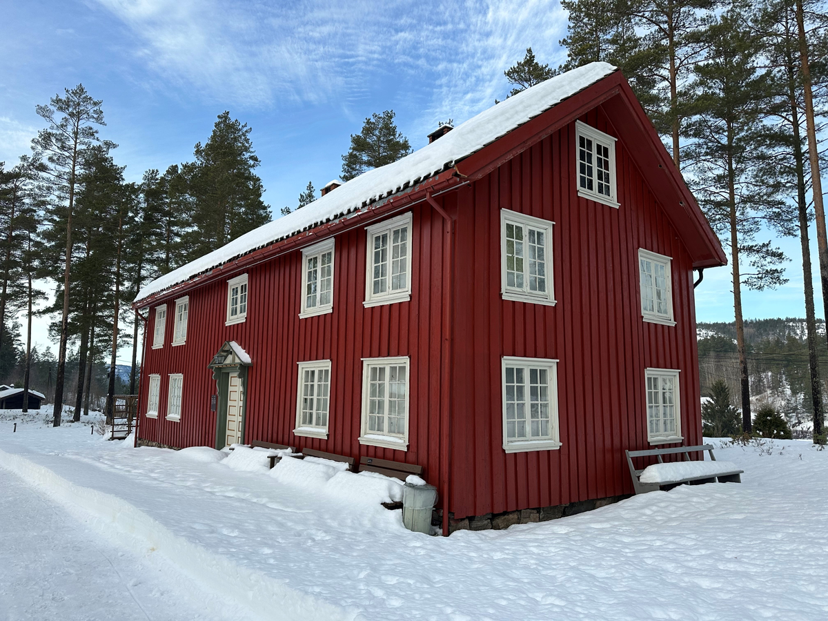 Gårdshus «Rødbygningen» fra Søndre Rød, i Kroken, opprinnelig oppført på 1700 tallet. Rødbygningen ble flyttet til bygdetunet i 1971, og var en gave fra Per O. Fosstveit.