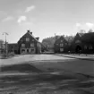Vy över Gamla torget i Åtvidaberg med trähusen utmed Verksgatan i fonden. Miljön är i det närmaste oförändrad sedan fotoåret 1946.