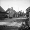 Söderut längs Verksgatan i Åtvidaberg 1946. Lyckligtvis är miljön bevarad in i vår tid och är väl värd ett besök. Bostadshusen uppfördes under åren 1777 till 1792 som bostäder åt arbetarna vid Åtvidabergs kopparbruk.
