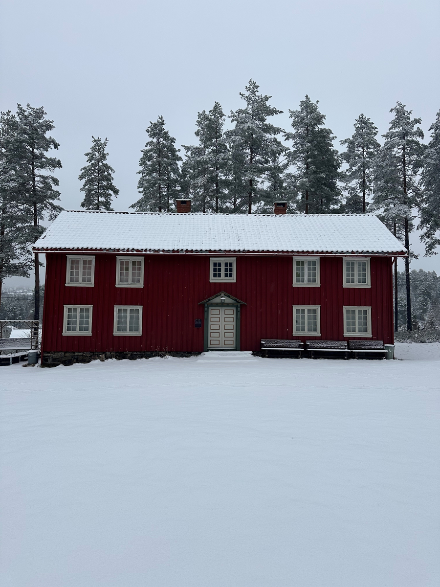 Gårdshus «Rødbygningen» fra Søndre Rød, i Kroken, opprinnelig oppført på 1700 tallet. Rødbygningen ble flyttet til bygdetunet i 1971, og var en gave fra Per O. Fosstveit.