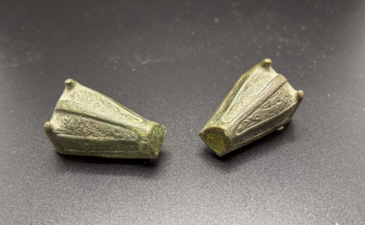 Två st djurhuvudformiga spännen från grav 224, i övrigt se hnr gfc9322_1 och _199 undersökningen på gravfältet vid ire i hellvi år 1942 omfattade totalt 61 gravar, av dessa har fynden från 47 stycken tilldelats gotlands fornsal och finns i ark mag, av de övriga var 8 stycken helt utan fynd, möjligen med fragment av brända ben. Fynden från de resterande 6 gravarna finns på historiska museet i stockholm, rapport över samtliga undersökta gravar finns i gotlands fornsals arkiv med kopior i ark mag. Gravnummren som används baseras på den inventering av gravfältet som e floderus och n gillgren gjorde år 1933 - 34. Eventuella undernummer eller bokstäver tillfogade till gravnumren  kom till i samband med undersökningarna då en del gravar som vid inventeringen bedömts vara en grav ibland var två eller till och med tre rösen tätt tillsammans
2 st. Djurhuvudformiga spännen, med nål av brons, nedsliten och vittrad, upplöst djurornamentik. L. 5,4 cm. Från grav 224.