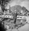 Miljön vid Bergs slussar 1933. Hur länge landsvägsöverfarten leddes över bildens rullbro måste vi lämna obesvarad. Detsamma gäller för den glade skepparens identitet.