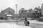 Om man i början av 1970-talet mötte centrala Linköping från Storgatans östra ände, slogs man av denna vy. Som synes ett ganska slitet intryck. Närmast Storgatan 3.