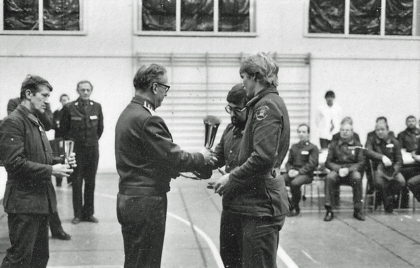 ÖB Lennart Ljung genomför prisutdelning i november 1982 efter MM Motor. Gunnar Järnehäll är behjälplig att överräcka rätt priser.