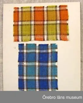 Sju vävprover av randigt eller rutigt överdragstyg i tuskaft. Varp av cottolin i färgerna orange, gul, brun, blekt. Prov 2 har färgerna blå, blågrön och brun, Inslag av oblekt towgarn i randiga prover  och i rutiga prover cottolin av samma färger som varpen. Proverna har skillnader i färgnyanser och troligen vävda vid olika tidpunkter.1: mått 100x155mm. Rutigt . Fastnitat på kartong tillsammans med prov 2. Baksidan har vävuppgifter. Bild A.2: mått 135x110. Rutigt i blå färger. Fastnitat på kartong tillsammans med prov 1, baksida med vävuppgifter. Bild A.3: mått 170x150mm. Rutigt och randigt parti. Bortklippt del. Samhör med väv beställning nr 1167 daterad 8/2 1964.4 och 7: mått 155x620mm resp 265x140mm. Rutiga. Nyansskillnad. Bild B.5-6: mått 980x155 resp 990x100mm. Randiga. Nyansskillnad.  Bild C visar prov 5.Se även ÖLS120084.