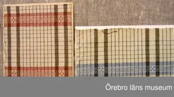 Sex vävprover av rutig linneduk. Olika färgställningar. Varp i halvblekt och brunt lingarn samt inslag i halvblekt i alla proverna. Mått ca 250x220mm.1: brunt mönsterinslag. Fastnitat på kartong med vävuppgifter på baksidan. 2: grönt inslag. Fastnitat på kartong märkt "Beatas theduk i Mönsterblad nr 12, Blad 10". 3: blått inslag. 4: gult inslag. 5: rosa inslag. 6: ljusblått inslag. Prover 3-5 fastnitade på var sin kartong. Bild A=prov 1-2, B=prov 3-4 och C=prov 5-6.Mönster efter gammalt prov med inv.nr ÖLS130188 och ÖLS180849.