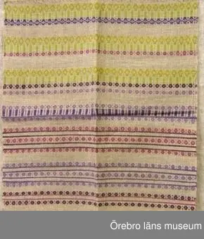 Nio vävprover av linnelöpare med bårder i rosengång. Oblekt varp och inslag i tuskaft, bårder i olika mönster och färger.1: mått 235x55mm, mönster i färgerna blågrön, lila och ljuslila.2: mått 152x52mm, mönster i färgerna grå, rosa och lila.3: mått 255x70, mönster i färgerna rosa, grå och vinröd.4: mått 210x70mm, mönsterfärger grön, blågrön, gulgrön, grå och lila.5: mått 145x75mm, mönsterfärger gulgrön, lila och ljuslila.6: mått 97x75mm, mönsterfärger lila, ljuslila, rosa och vinröd.7: mått 230x95mm, mönsterfärger lila, ljuslila, vinröd och rosa.8: mått 250x65mm, mönsterfärger rosa, vinröd, lila, ljuslila, gulgrön och blekt.9: mått 525x430mm, mönsterfärger, vinröd, rosa, lila, ljuslila, gulgrön. Stadkanter.Prov 1-3, 4-6 och 7-8 fastnitade på kartonger med vävuppgifter på baksidan.Bild A = prov 1-3,  B = prov 4-6, C = prov 7-8, C = prov 9.Se även ÖLS120198.